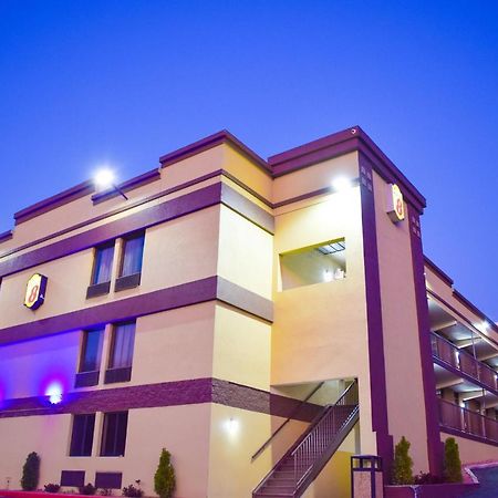 Super 8 Downtown Raleigh Motel Екстериор снимка