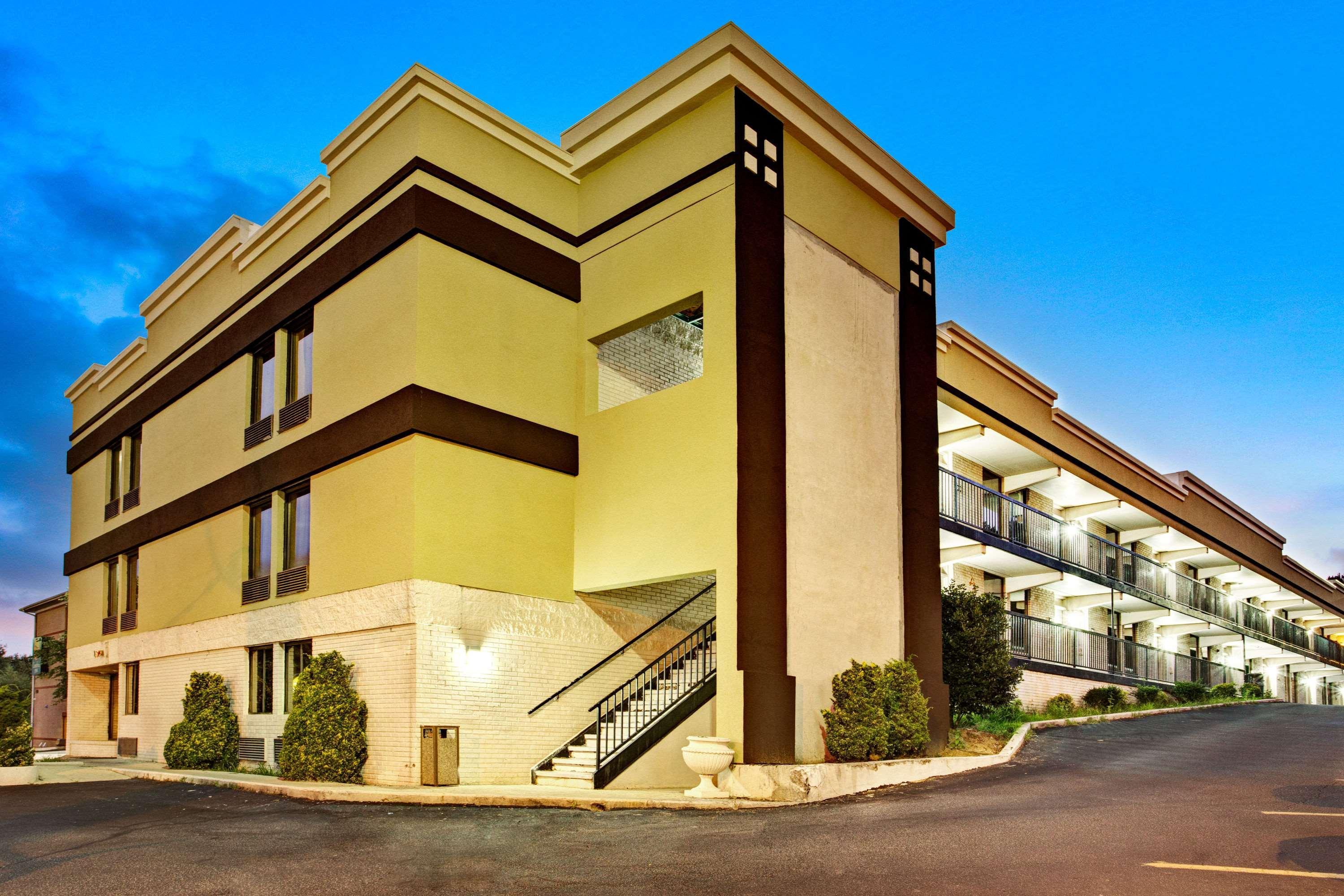 Super 8 Downtown Raleigh Motel Екстериор снимка