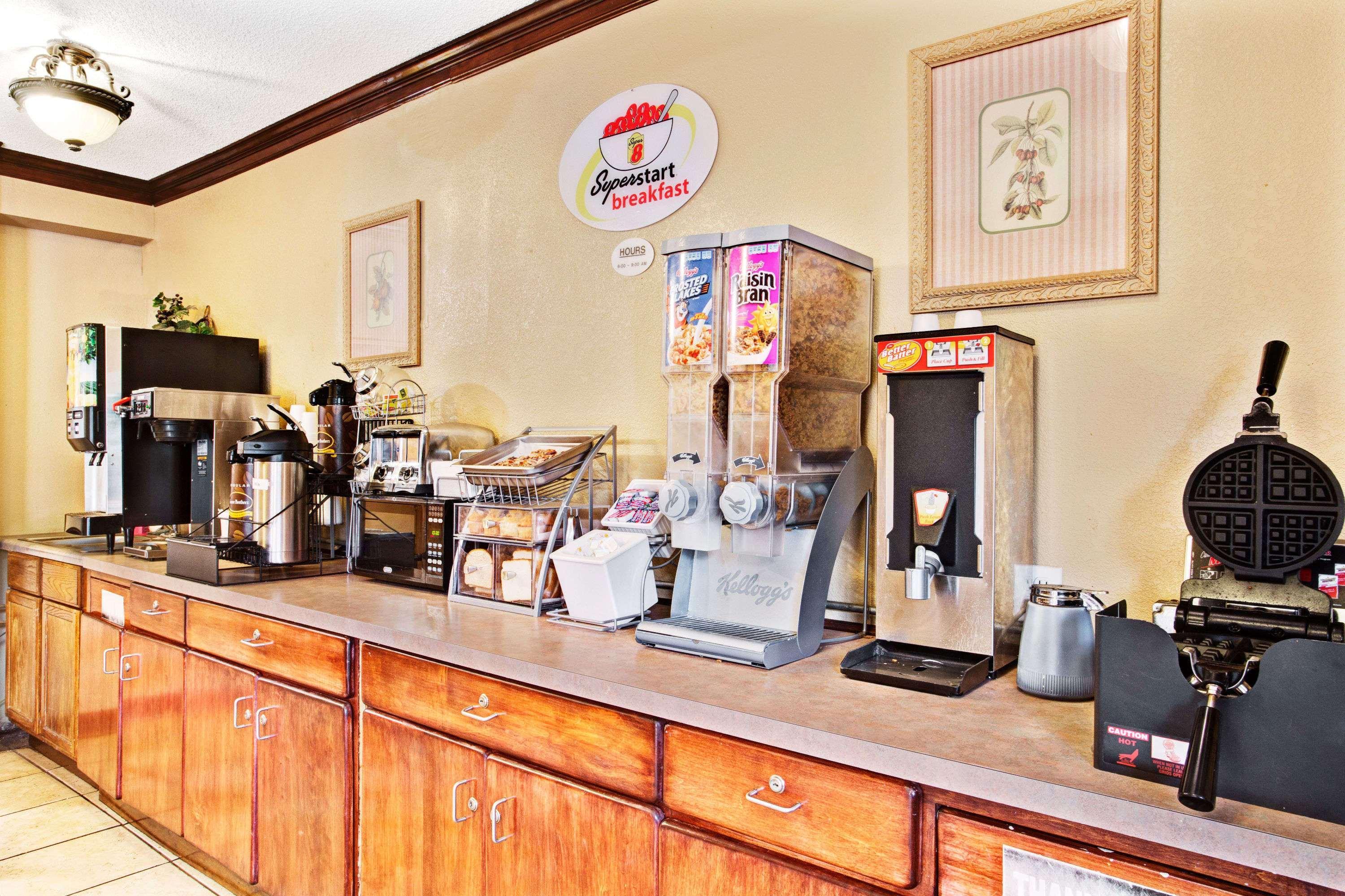 Super 8 Downtown Raleigh Motel Екстериор снимка