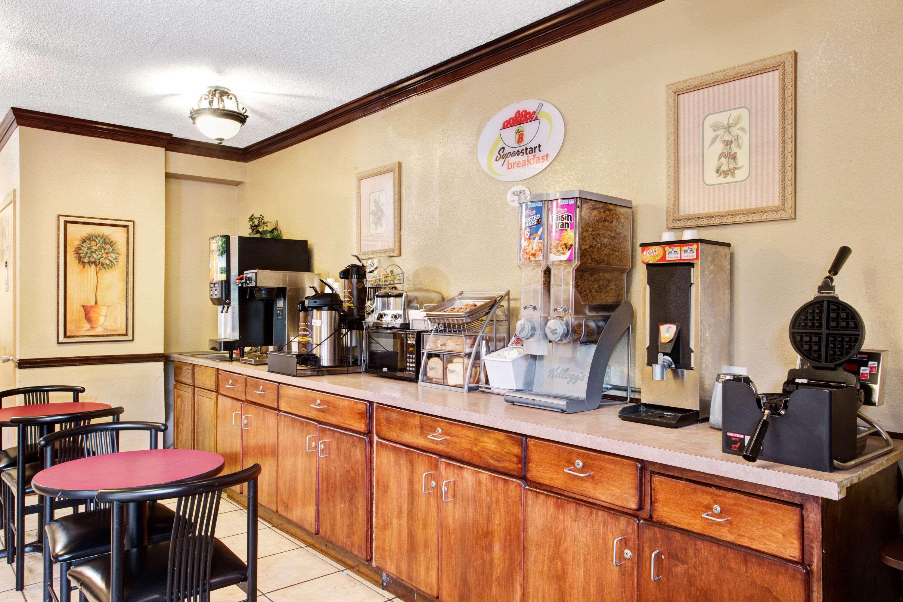 Super 8 Downtown Raleigh Motel Екстериор снимка