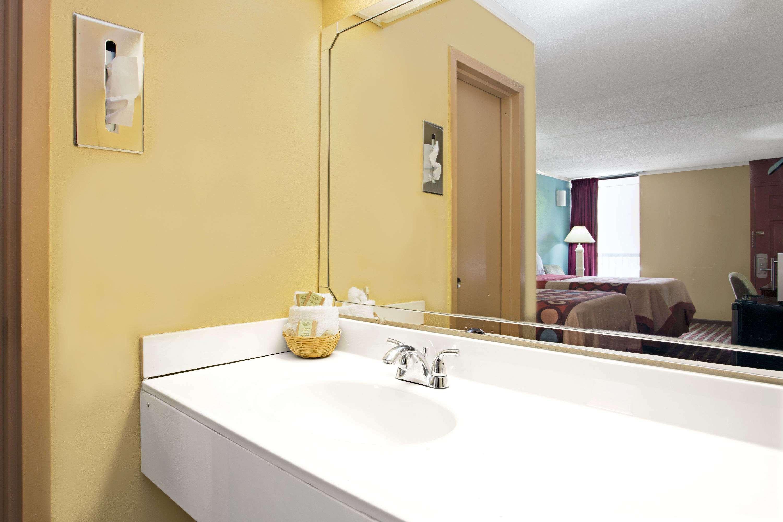 Super 8 Downtown Raleigh Motel Екстериор снимка