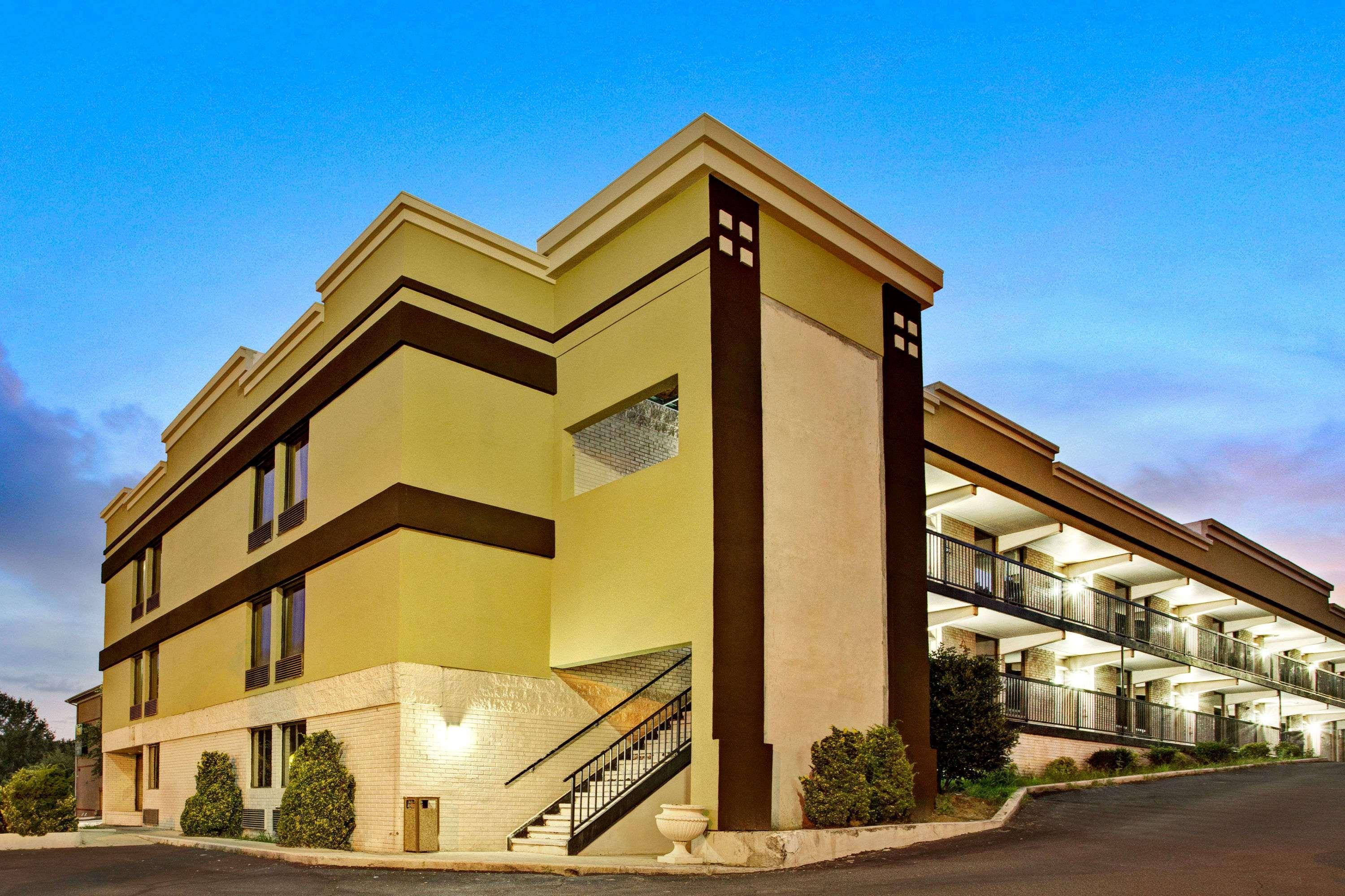 Super 8 Downtown Raleigh Motel Екстериор снимка