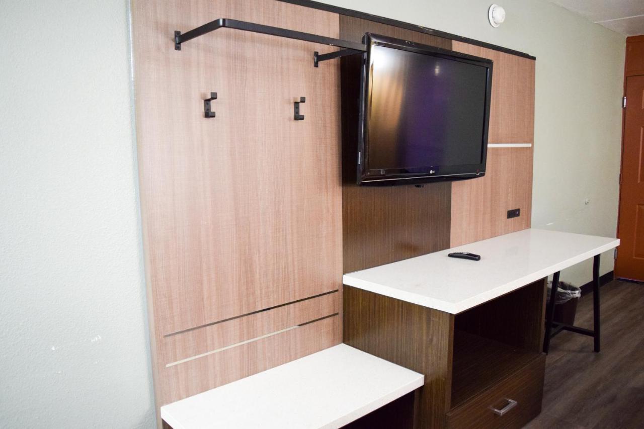 Super 8 Downtown Raleigh Motel Екстериор снимка