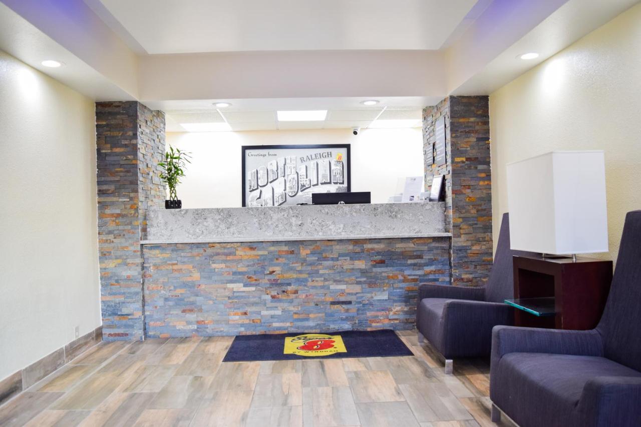Super 8 Downtown Raleigh Motel Екстериор снимка
