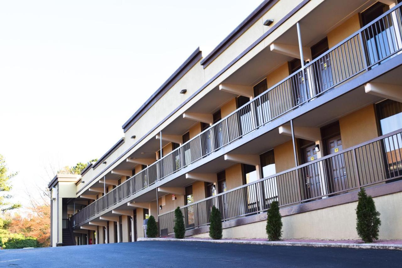 Super 8 Downtown Raleigh Motel Екстериор снимка