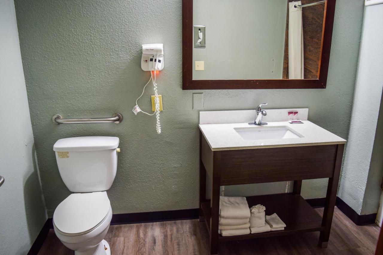 Super 8 Downtown Raleigh Motel Екстериор снимка