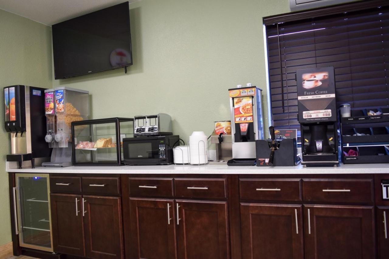 Super 8 Downtown Raleigh Motel Екстериор снимка