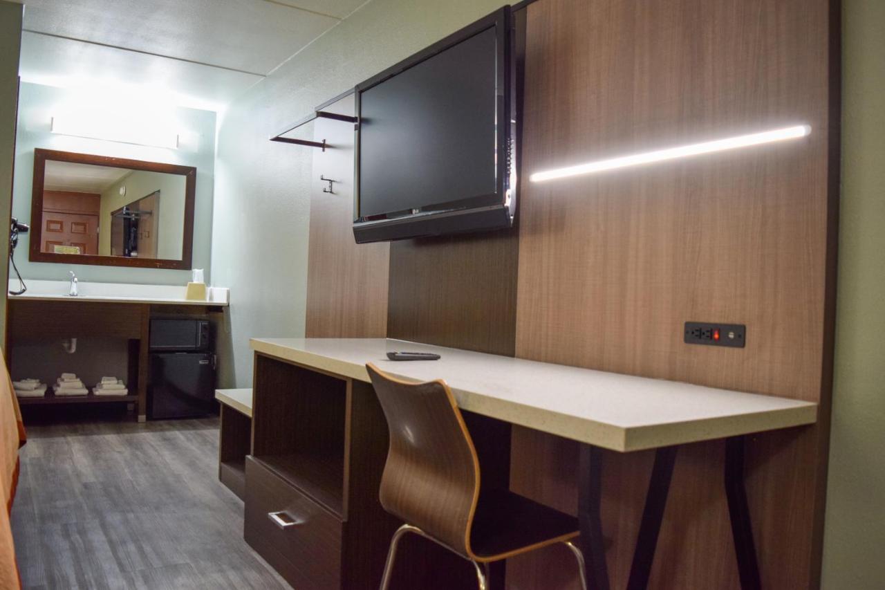 Super 8 Downtown Raleigh Motel Екстериор снимка