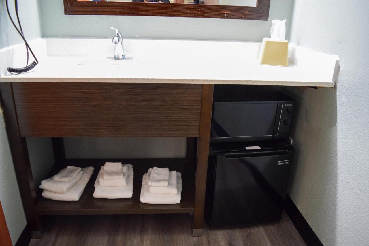 Super 8 Downtown Raleigh Motel Екстериор снимка