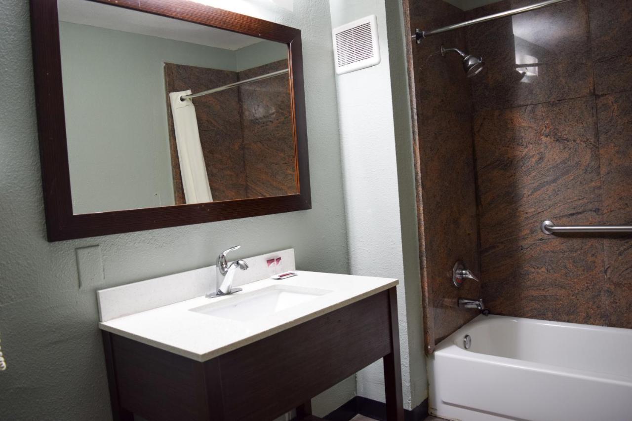 Super 8 Downtown Raleigh Motel Екстериор снимка